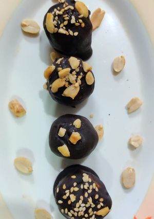 A picture of Chocolate Till laddu.