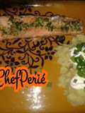 Salmón en mantequilla de ajo y cilantro con puré de papas y crema agria.
