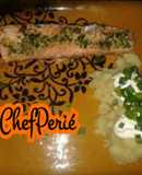 Salmón en mantequilla de ajo y cilantro con puré de papas y crema agria.