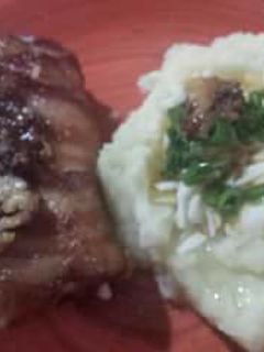 Una foto de Pollo y Queso envuelto en Bacon