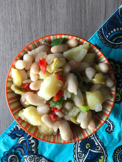 Una foto de Ensalada de patata y judías blancas con mayonesa al curry