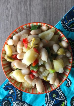 Una foto de Ensalada de patata y judías blancas con mayonesa al curry