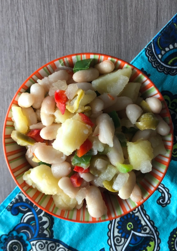Una foto de Ensalada de patata y judías blancas con mayonesa al curry