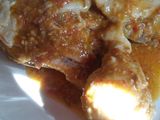 Pollo en salsa roja con tomatillo