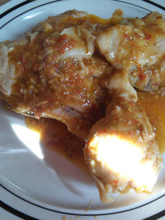 Una foto de Pollo en salsa roja con tomatillo