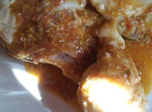 Una foto de Pollo en salsa roja con tomatillo