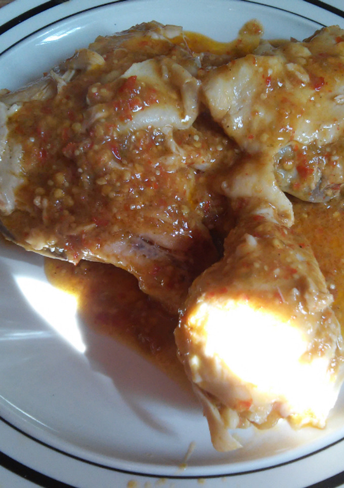 Una foto de Pollo en salsa roja con tomatillo