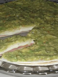 Una foto de Quesadillas de jamón y queso con guacamole