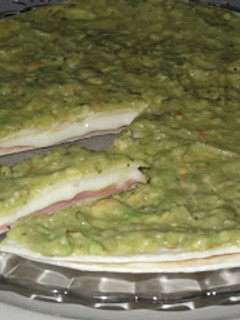 Una foto de Quesadillas de jamón y queso con guacamole
