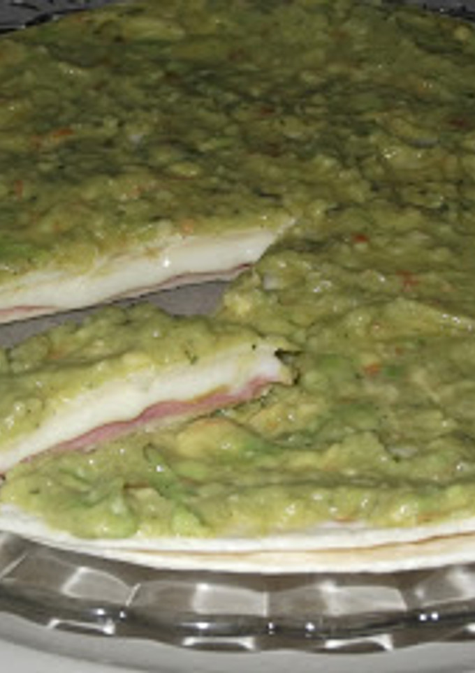 Una foto de Quesadillas de jamón y queso con guacamole