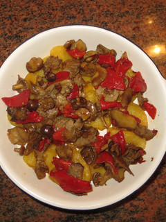 Una foto de Patatas con setas y pimientos