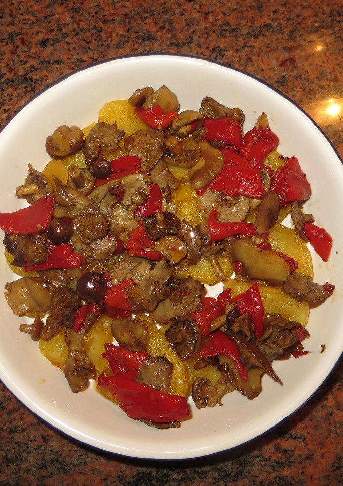 Una foto de Patatas con setas y pimientos
