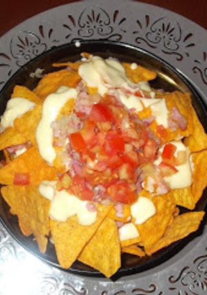 Una foto de Nachos con queso cheddar