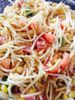 Una foto de Ensalada de maíz y spaguetti