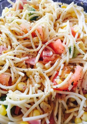Una foto de Ensalada de maíz y spaguetti