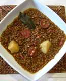 Lentejas con chorizo, jamón y patata