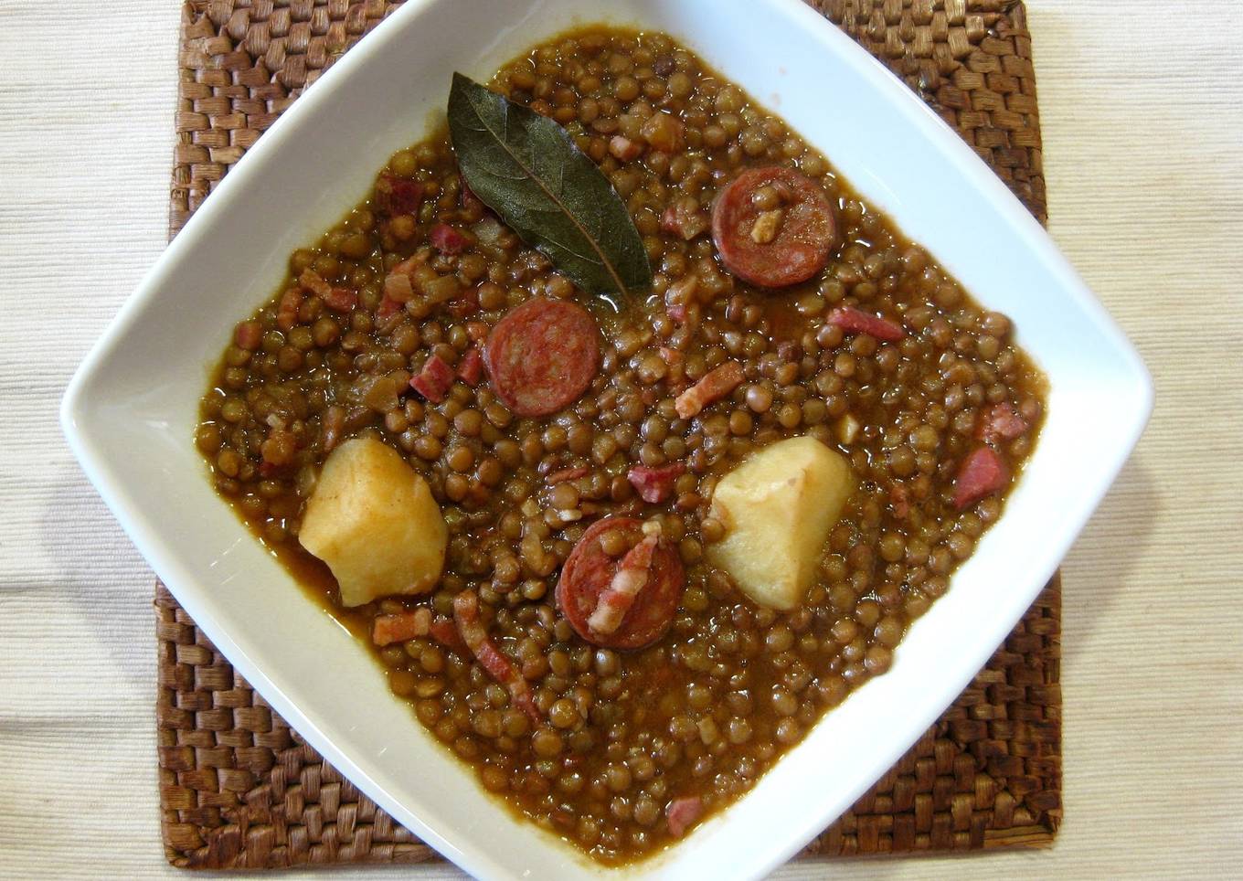 Lentejas con chorizo, jamón y patata