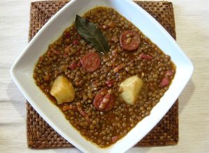 Foto principal de Lentejas con chorizo, jamón y patata