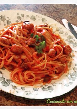 Una foto de Spaghuetti con salchicha Italiana y champiñones