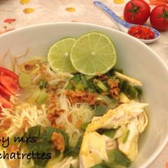 A picture of Chicken soup(soto ayam).
