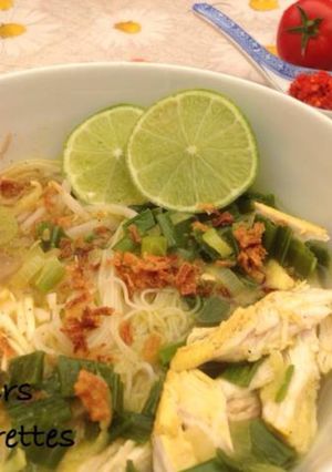 A picture of Chicken soup(soto ayam).
