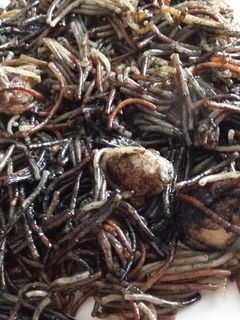 Una foto de Fideuà de fideos negros con rape
