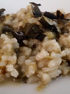 Una foto de Arroz meloso de alga wakame y tirabeque
