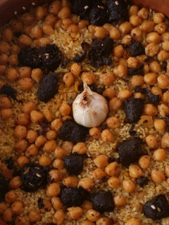Una foto de Arroz al horno con morcilla de cebolla y garbanzos