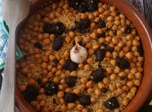 Una foto de Arroz al horno con morcilla de cebolla y garbanzos