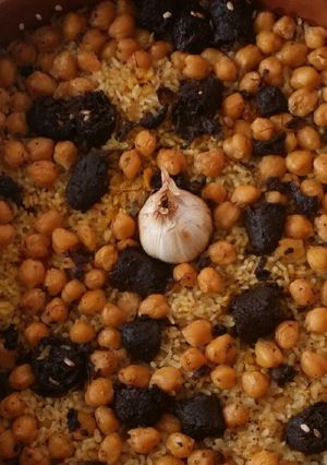 Una foto de Arroz al horno con morcilla de cebolla y garbanzos