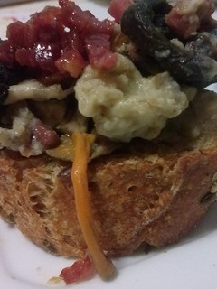 Una foto de Pincho de setas y jamón iberico