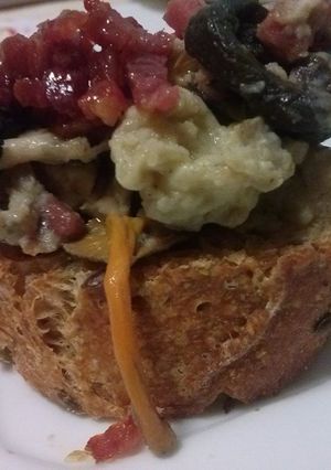 Una foto de Pincho de setas y jamón iberico