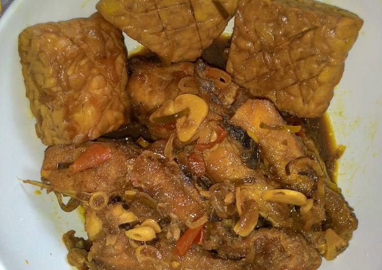 Proses Menyiapkan Bumbu Kecap Ikan Mujahir vs Tempe Lezat
