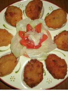 Una foto de Huevos rellenos de aprovechamiento de la carne del caldo estos son de pollo y jamón