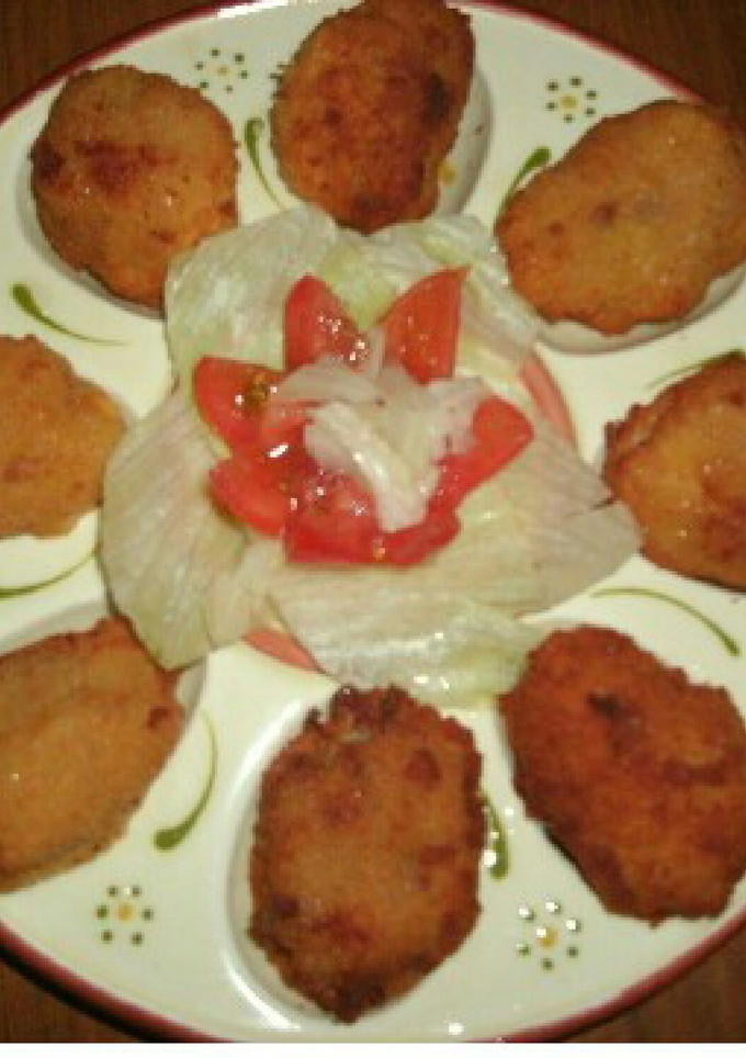 Una foto de Huevos rellenos de aprovechamiento de la carne del caldo estos son de pollo y jamón 