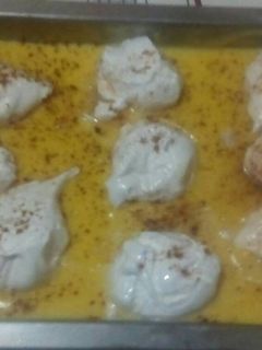 Una foto de natillas de vainilla con isala de merenge 