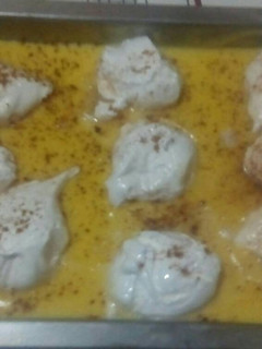 Una foto de natillas de vainilla con isala de merenge