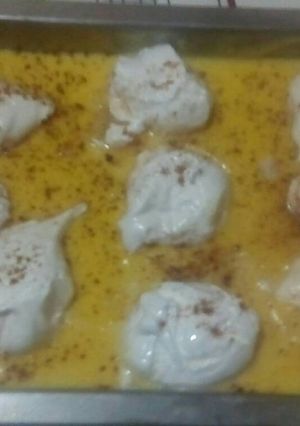 Una foto de natillas de vainilla con isala de merenge 