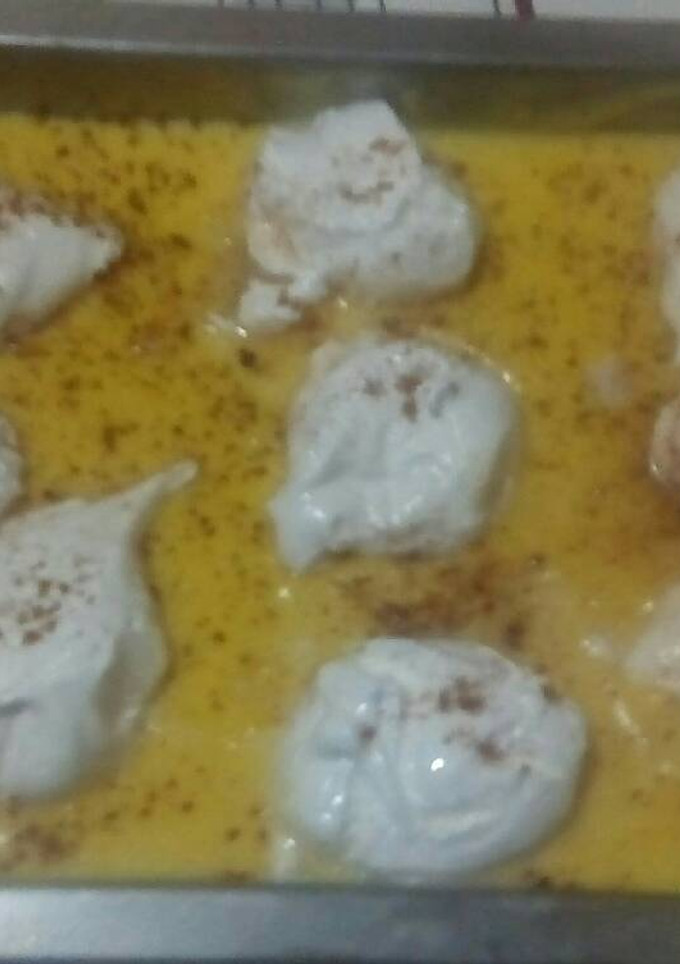 Una foto de natillas de vainilla con isala de merenge 