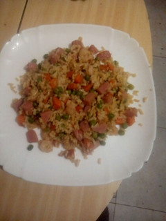 Una foto de Arroz chino frito tres delicias a mi manera
