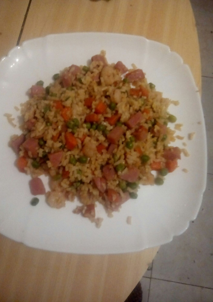 Una foto de Arroz chino frito tres delicias a mi manera 