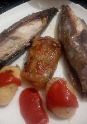 Una foto de Verdel asado con patas y paquete de pasta filo relleno de verduras 