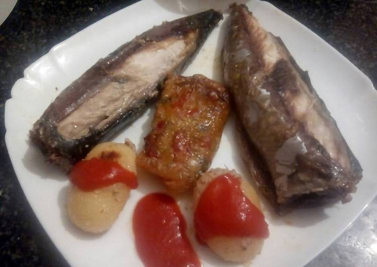 Verdel asado con patas y paquete de pasta filo relleno de verduras