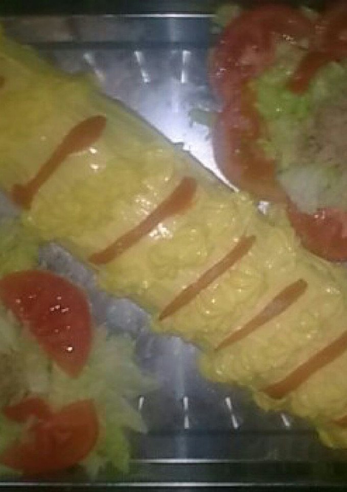 Una foto de Brazo de puré de patatas relleno de ensaladilla rusa