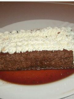 Una foto de flan de cafe y chocolate