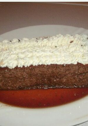 Una foto de flan de cafe y chocolate 