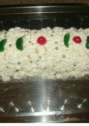 Una foto de Brazo gitano relleno de crema de vainilla con nata