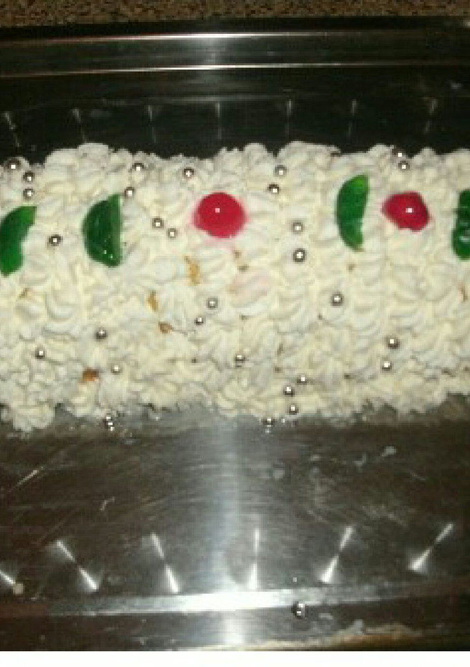 Una foto de Brazo gitano relleno de crema de vainilla con nata