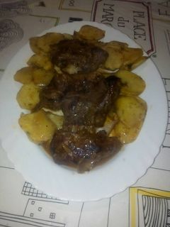 Una foto de Cabrito al horno a las hiervas y patatas
