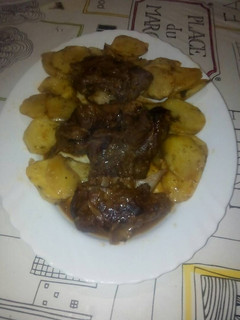 Una foto de Cabrito al horno a las hiervas y patatas